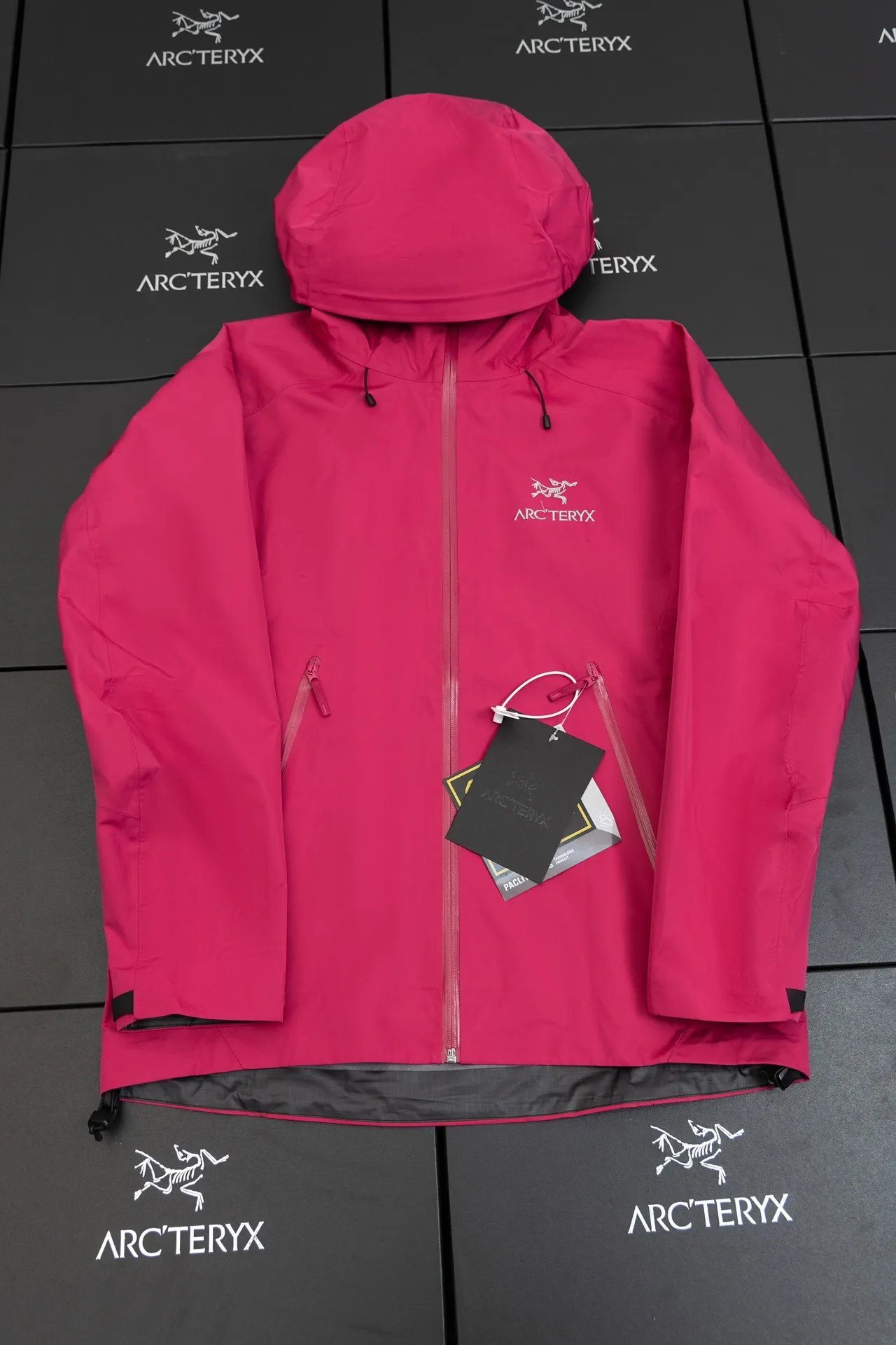 ARC‘TERYX BETA LT GORE-TEX Jacket-Men's Yb 3D ， Tri-Durance ， ） Factory 📃 🔍 ， YKK ， ， ， 。 Beta LT ， 。 bluesign@ N 13LGORE-TEX ， Wear-Resistant， 、 Breathable， 。 Storm Hood™ ， Water Tight™ ， ， ， 。 ，VISLON ， Velcro ， Zip-in， ARC TERYX BETA： 。 LT ： ， Wear-Resistant。 GORE-TEX： 、 、Breathable 。 BRTA LT Arc’teryx ， ， ， 。 ：Black Retro Size：S/M/L/XL/XXL ： 81 83 86 88 90 ：117 122 128 132 136 ： 59 61 64 66 68 ： 53 55 58 60 62 S 80-120 M 110-150 L 140-170 XL 160 XXL 180 os ～